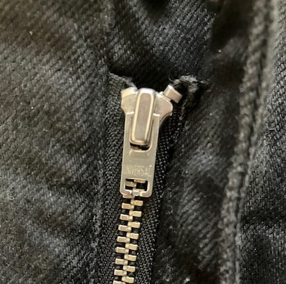 sabyの定番アイテムであるタックバギーパンツに採用されているジップ