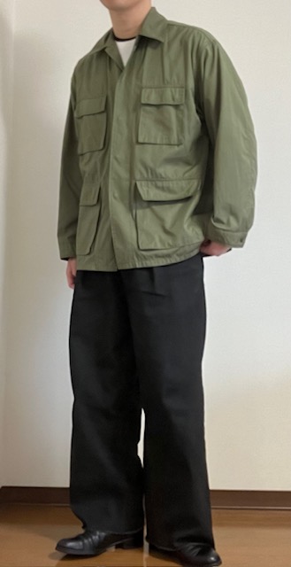 sabyの定番アイテムであるタックバギーパンツとファティーグシャツジャケットを合わせたコーディネート