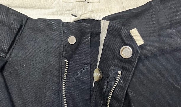 sabyの定番アイテムであるタックバギーパンツのフロントボタンを開けた状態