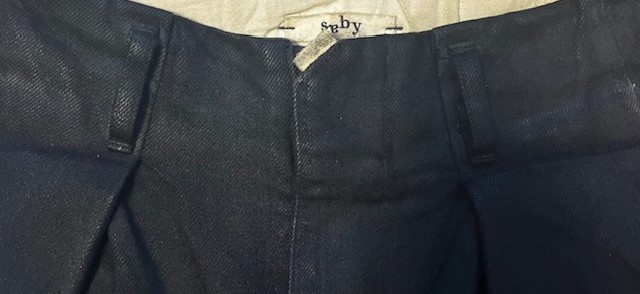 sabyの定番アイテムであるタックバギーパンツのフロントボタンを閉めた状態