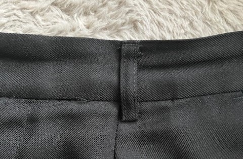 一般的なベルトループの取り付け位置