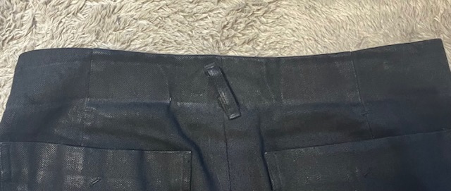 sabyの定番アイテムであるタックバギーパンツの後ろのベルトループ