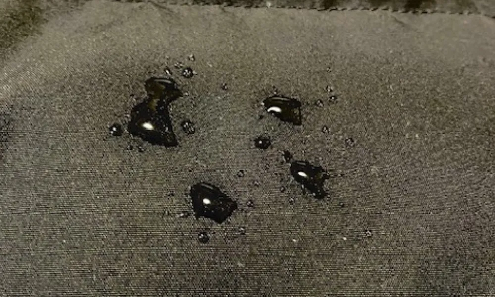 laskaのダウンジャケットの生地の弱撥水性の証明