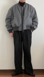 ジャーナルスタンダードレリュームの24AWのボンバージャケットを着用した全身の写真